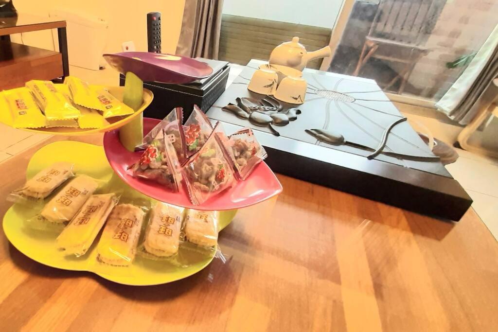 花的家 高鐵左營站前2號出口高鐵路步行3分鐘 最多6位可入住 3間卧房 月租長租 גאושיונג מראה חיצוני תמונה