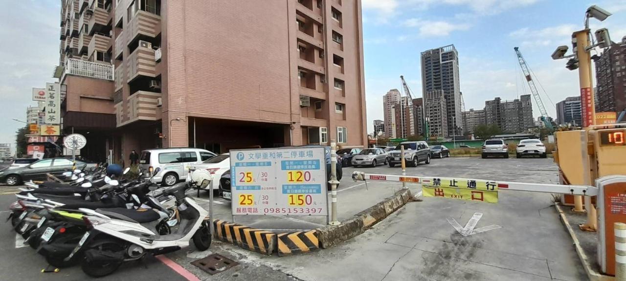 花的家 高鐵左營站前2號出口高鐵路步行3分鐘 最多6位可入住 3間卧房 月租長租 גאושיונג מראה חיצוני תמונה